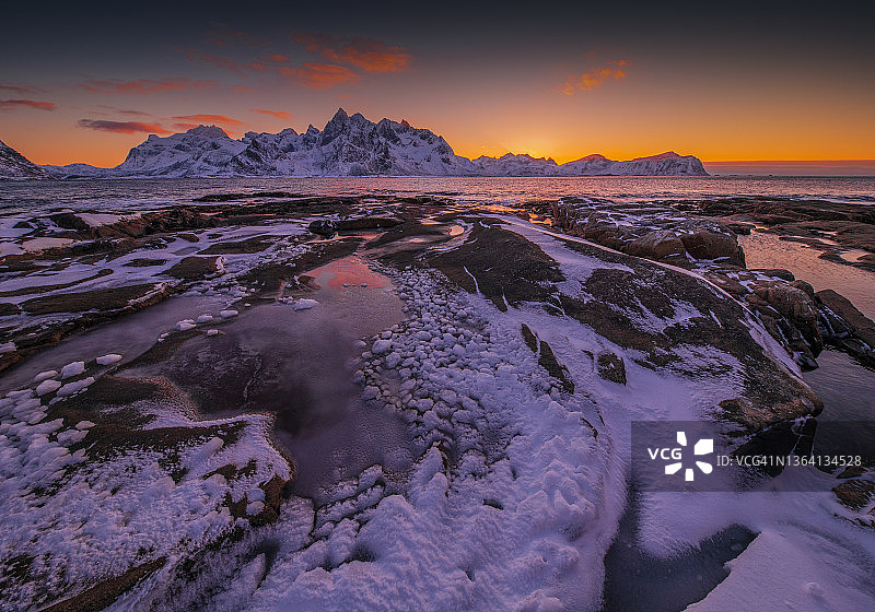 挪威罗弗敦群岛冬季崎岖的岩石海岸线图片素材