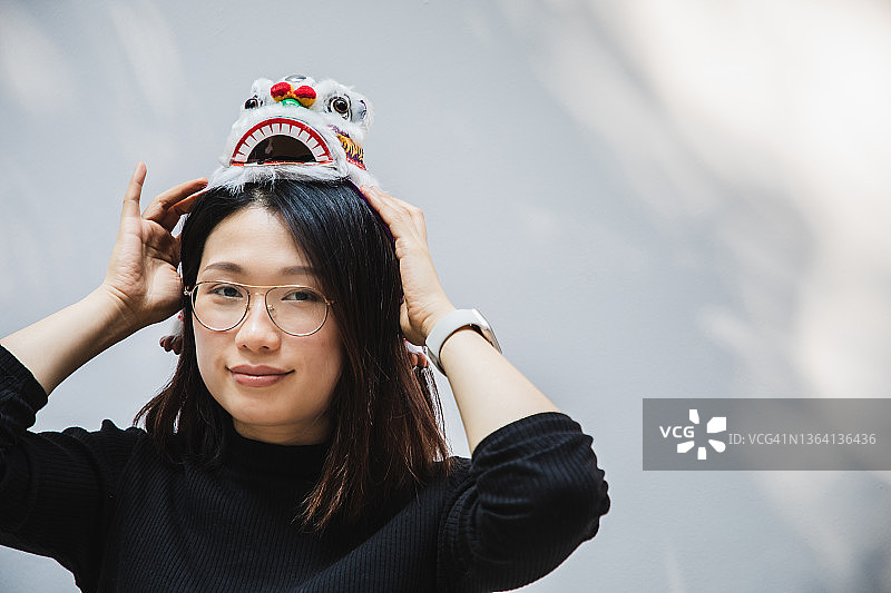 穿着舞狮服装的亚洲女人画像图片素材