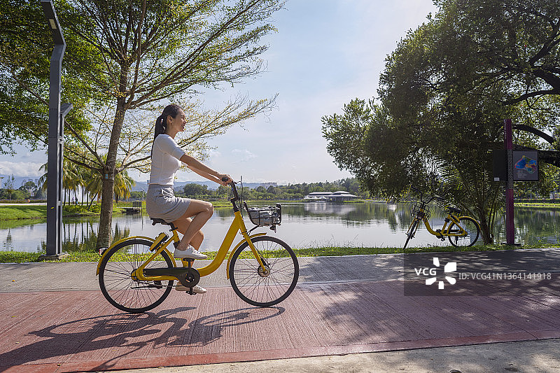 健康生活方式与自然美：城市公园骑行图片素材