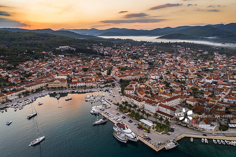 克罗地亚科尔丘拉岛韦拉卢卡镇日出鸟瞰图片素材