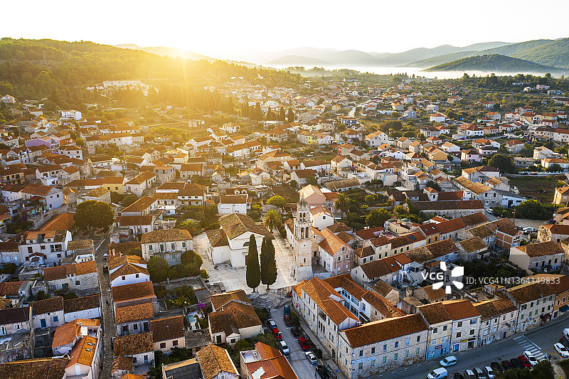 克罗地亚科尔丘拉岛韦拉卢卡镇日出鸟瞰图片素材