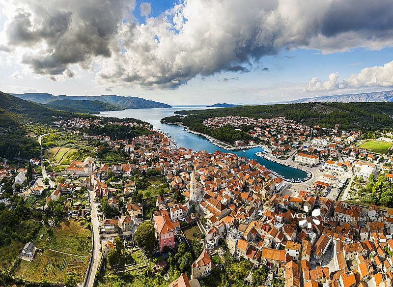 赫瓦尔岛斯塔里格勒镇鸟瞰，克罗地亚图片素材