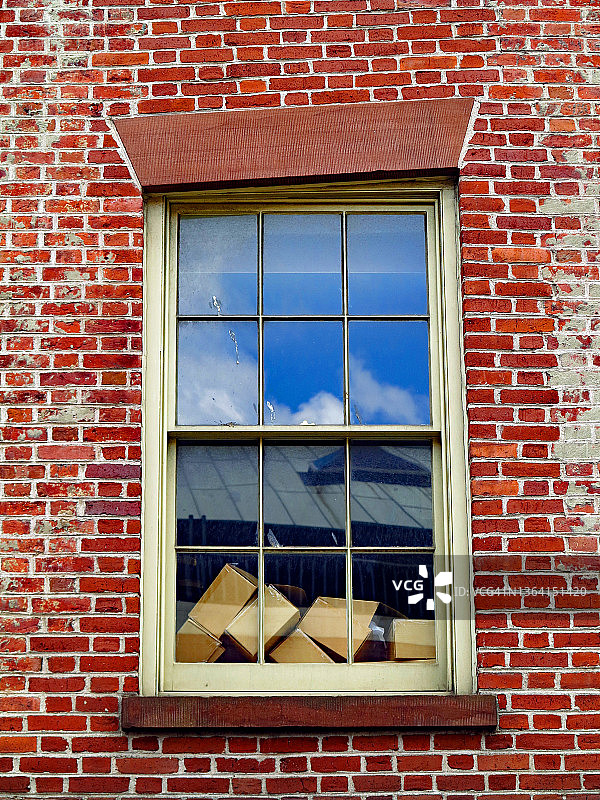 纽约建筑的窗户，里面有纸板箱和砖墙图片素材