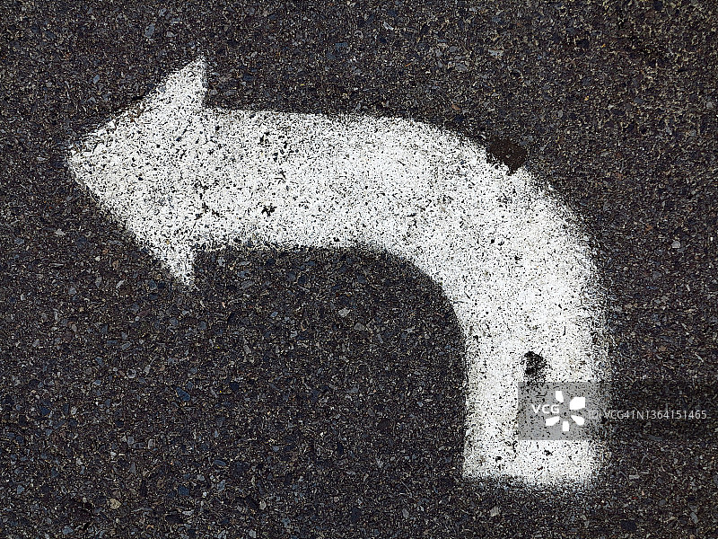 在曼哈顿街道上绘制的白色左转箭头图片素材