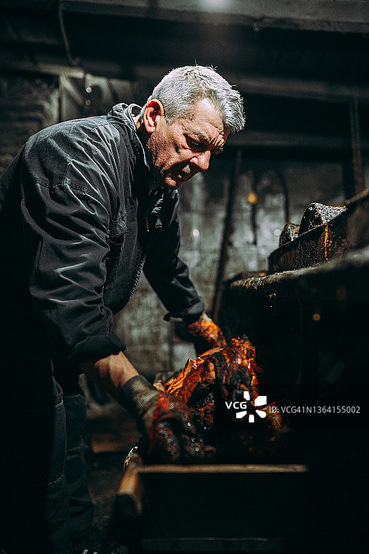 男人和烤猪图片素材