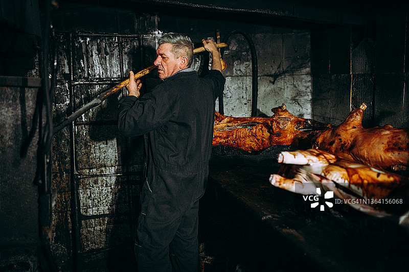 厨师烹饪切猪肉图片素材