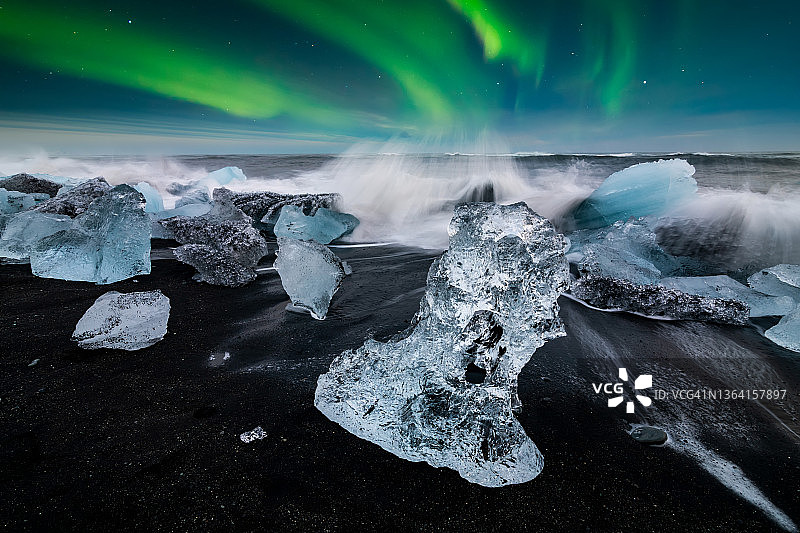 冰岛Jokulsarlon海滩（钻石海滩）上空的北极光图片素材
