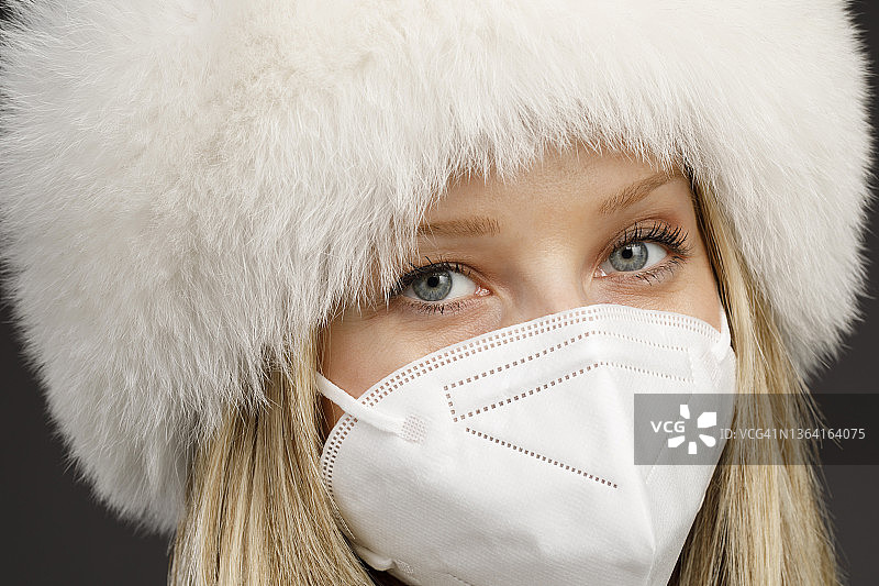 佩戴N95口罩的年轻女性自然肖像，预防感染和呼吸道疾病，新冠病毒防护图片素材