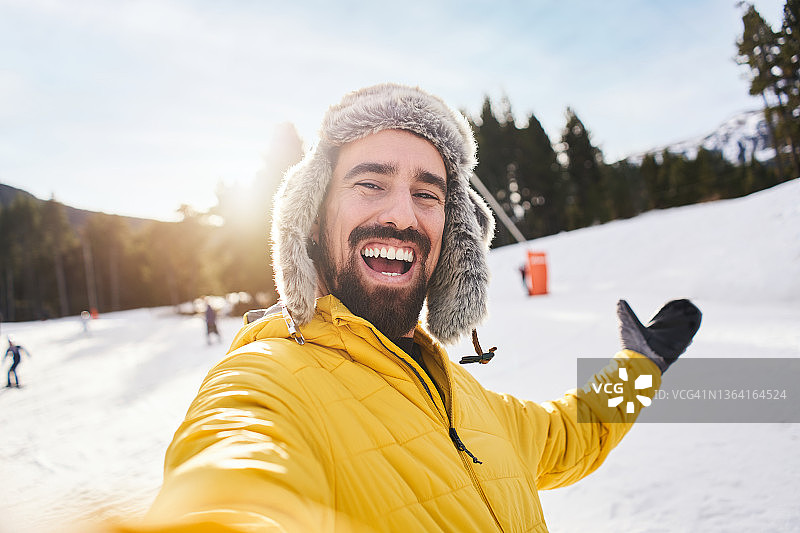 在雪地里自拍的快乐年轻白人图片素材