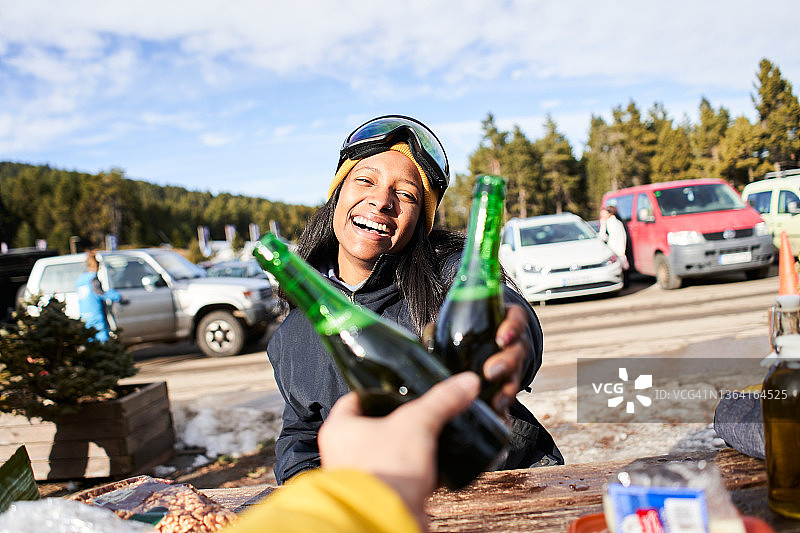 一位非裔美国年轻女士祝酒图片素材