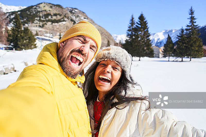 年轻混血情侣做鬼脸自拍图片素材