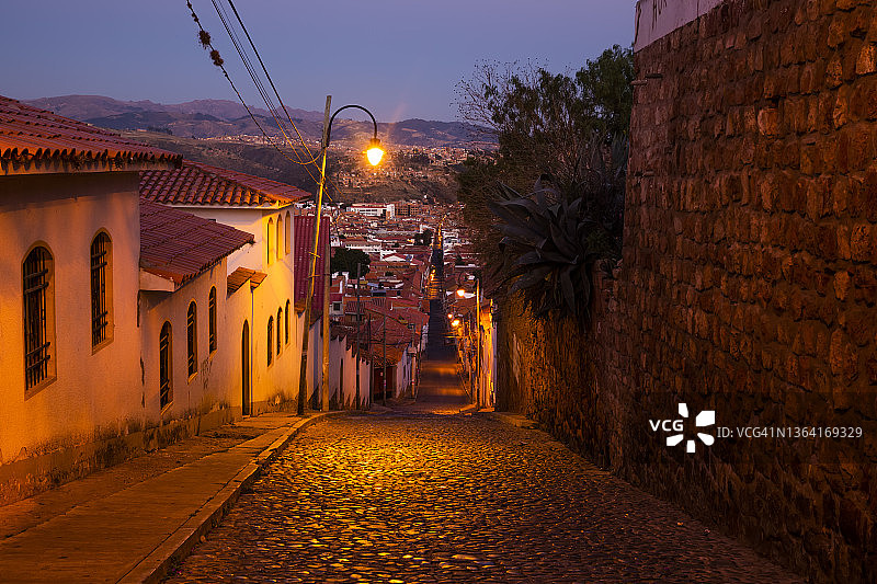 玻利维亚苏克雷殖民城市的黄昏古老街道图片素材