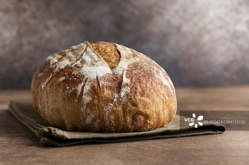深色面包，深色木板上的新鲜面包，烘焙概念图片素材