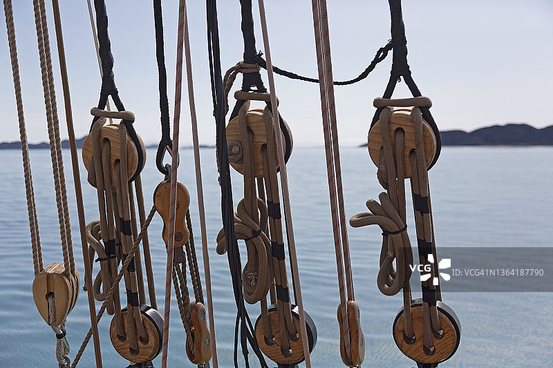 海洋上的木制帆船滑轮和索具图片素材