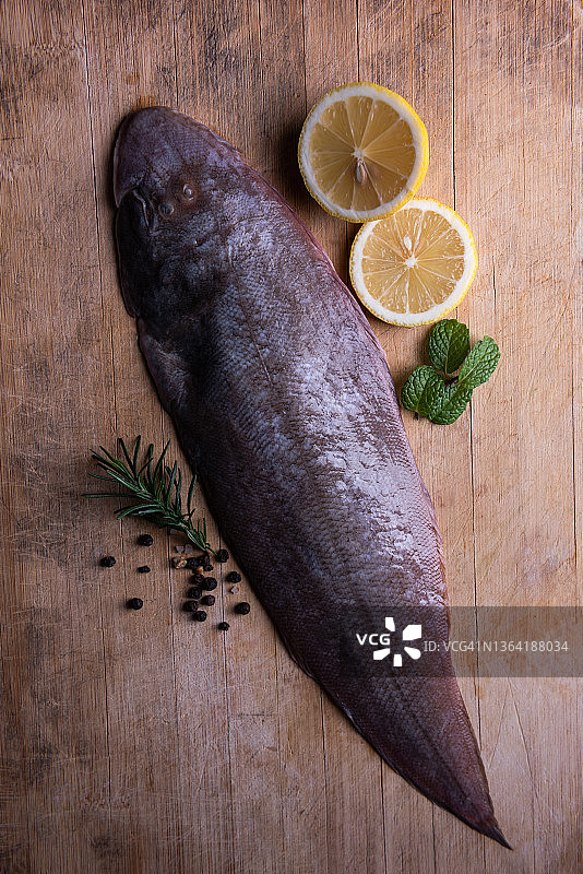 木桌上的新鲜比目鱼图片素材