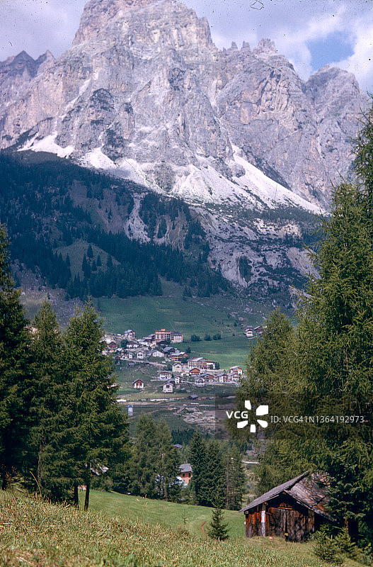 1960年代意大利科尔瓦拉的远景，背景是萨松格山图片素材
