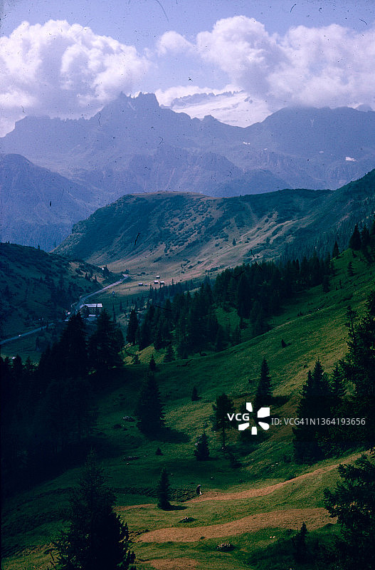 20世纪60年代意大利科尔瓦拉远景，多洛米蒂山脉图片素材