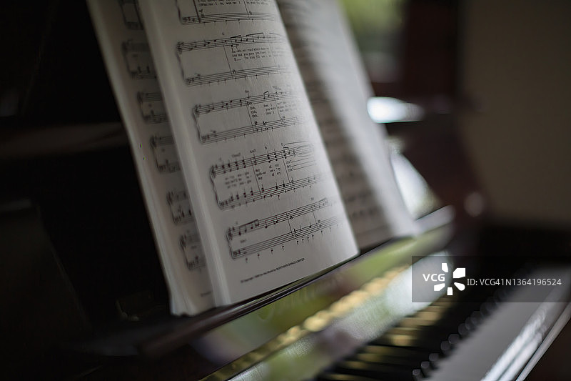 钢琴上打开的乐谱图片素材