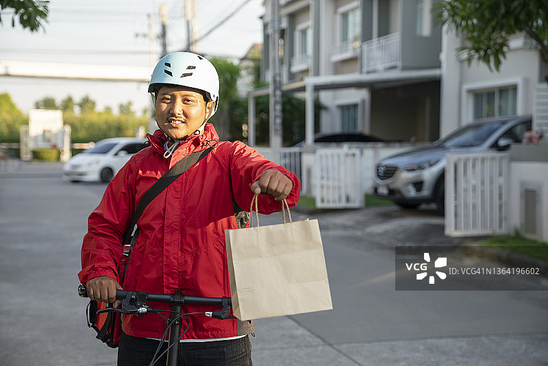 配送食物的快递员图片素材
