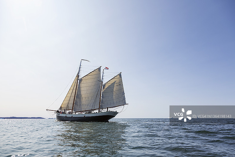 悬挂荷兰国旗的船只在阳光明媚的格陵兰大西洋上航行图片素材