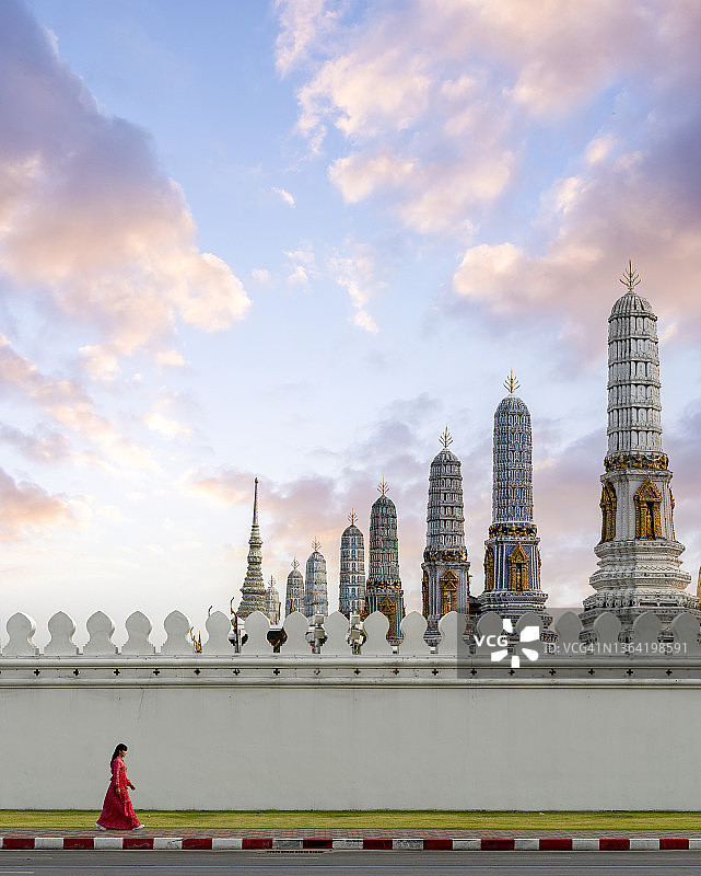 女游客在曼谷玉佛寺大皇宫图片素材