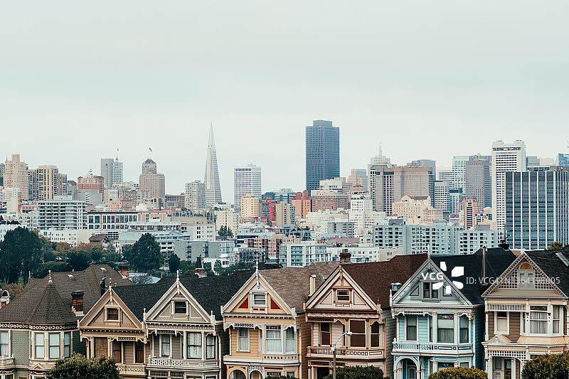 彩绘女士房屋与城市天际线景色图片素材
