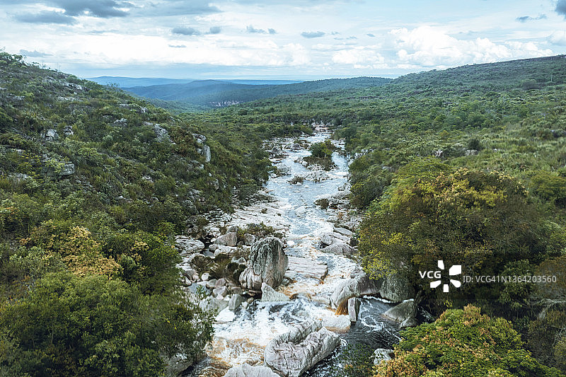 巴伊亚州沙帕达迪亚曼蒂纳的里约穆库热津霍上空的无人机视角图片素材