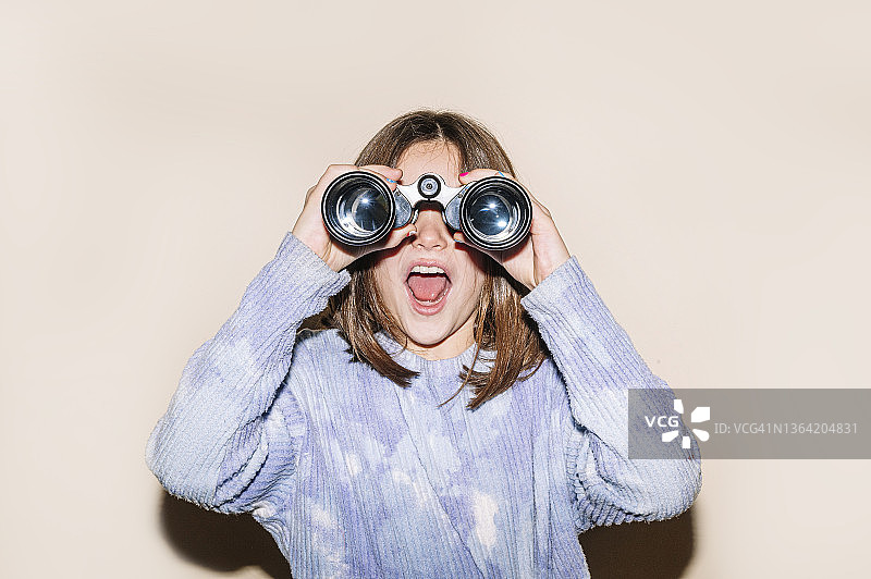 小女孩正在使用双筒望远镜图片素材