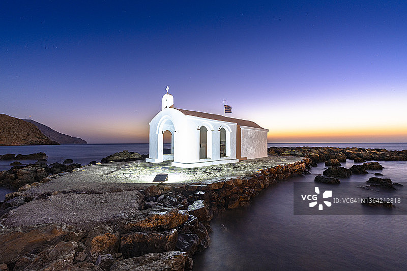 希腊海边小教堂的黄昏图片素材