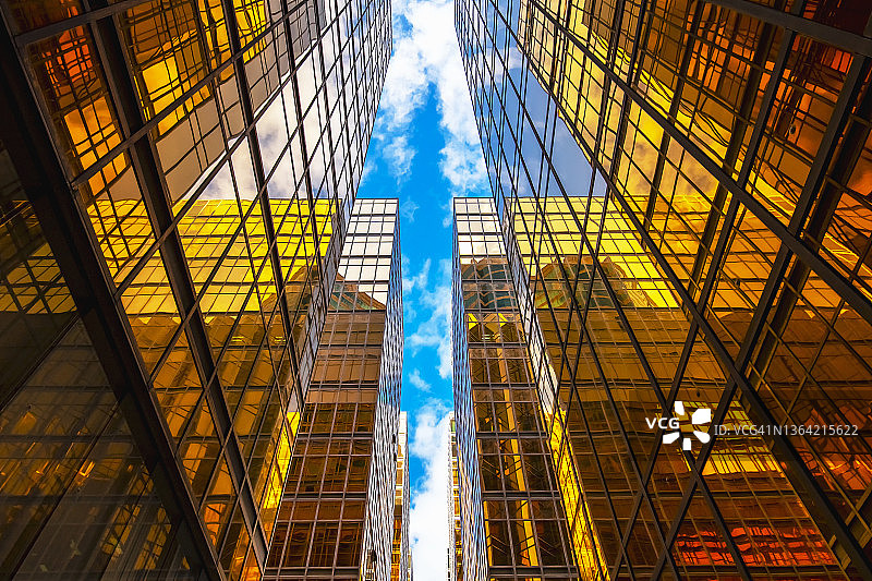 中国香港现代金色建筑仰视图片素材