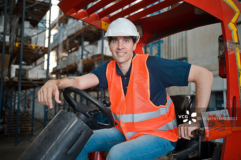 仓库里的男工人图片素材