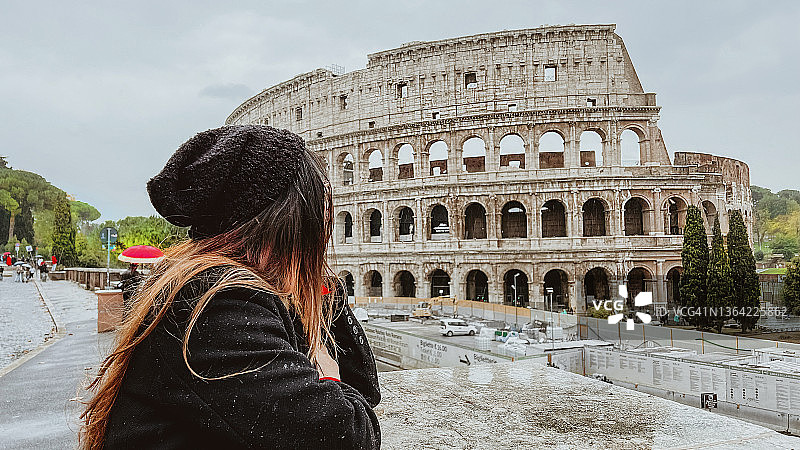 在罗马斗兽场前的女孩图片素材