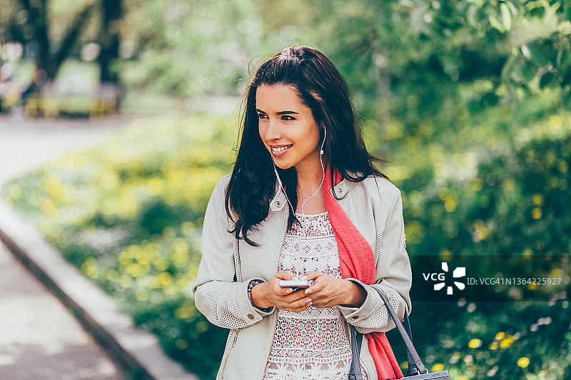 女人在街上发短信图片素材