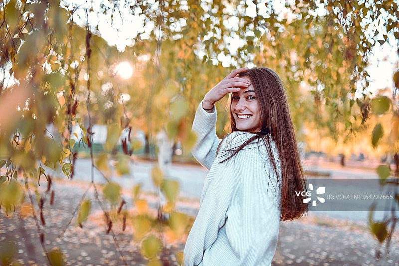 公园里微笑的女子图片素材