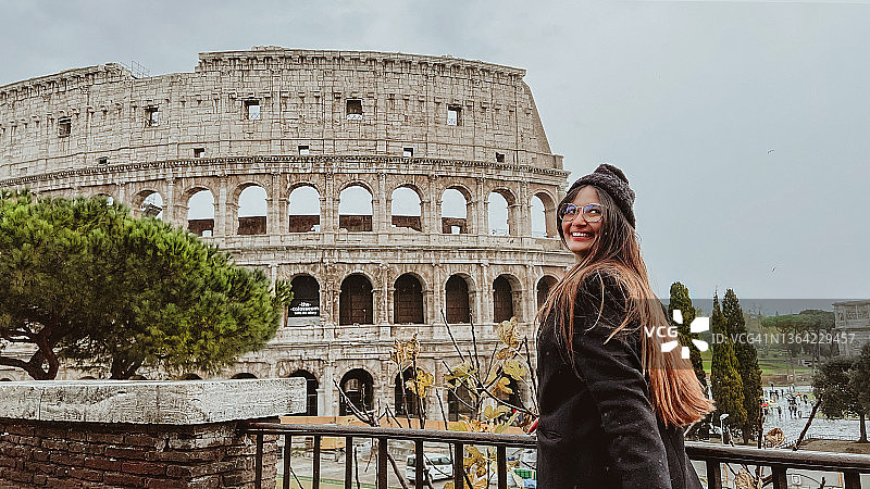 在罗马斗兽场前微笑的女孩图片素材