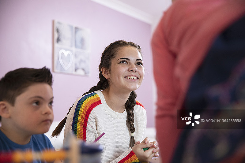 快乐的少女与兄弟姐妹玩耍图片素材