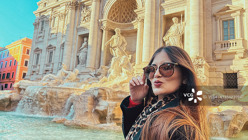 罗马特莱维喷泉前的女孩图片素材