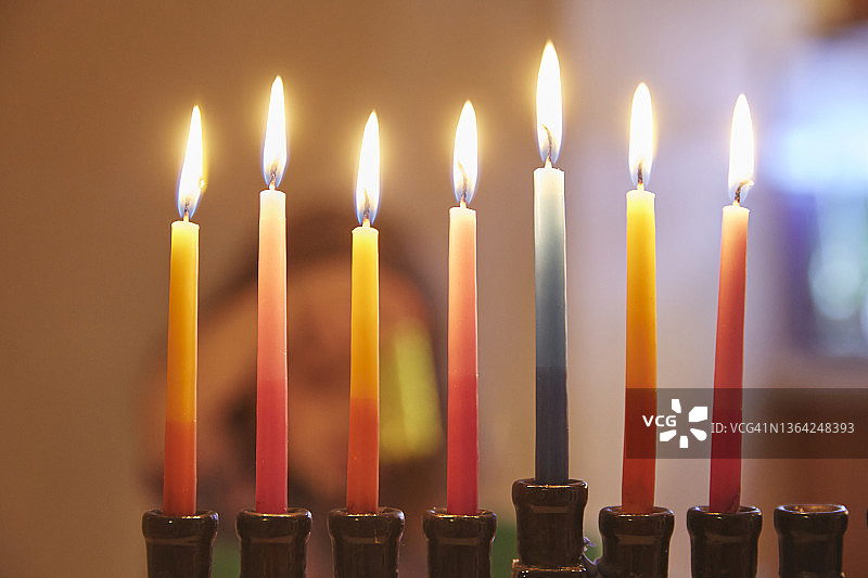 光明节第六夜烛台上的燃烧的蜡烛特写图片素材