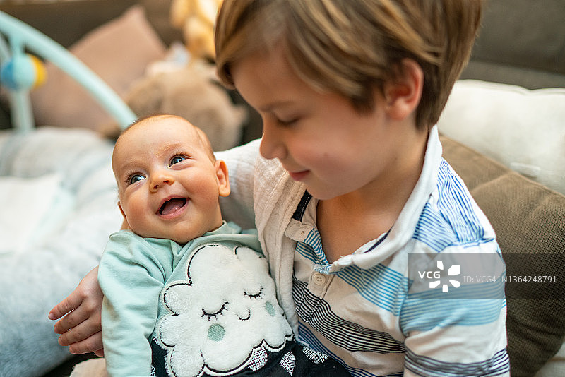 在家里的男孩和女婴图片素材