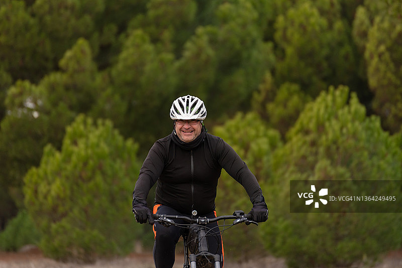 骑行者在自然中面对镜头图片素材