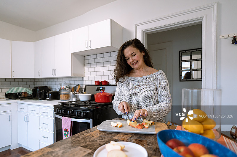 吃健康食品的中年拉丁妇女图片素材