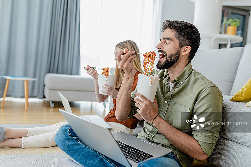 在家用笔记本电脑吃快餐图片素材