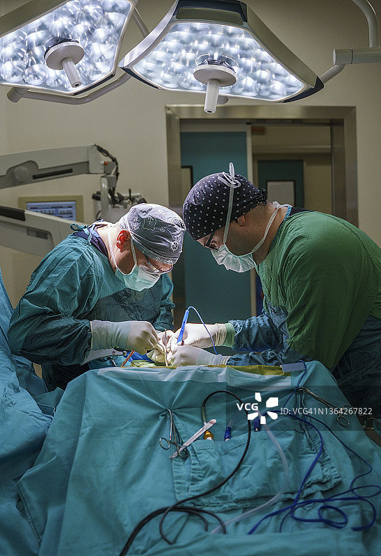 神经外科团队在医院手术室进行脑肿瘤手术图片素材