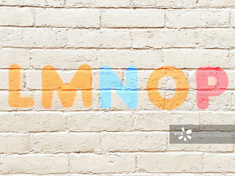 “LMNOP”：砖墙背景上最喜欢的字母短语（带粉色字母“P”）图片素材
