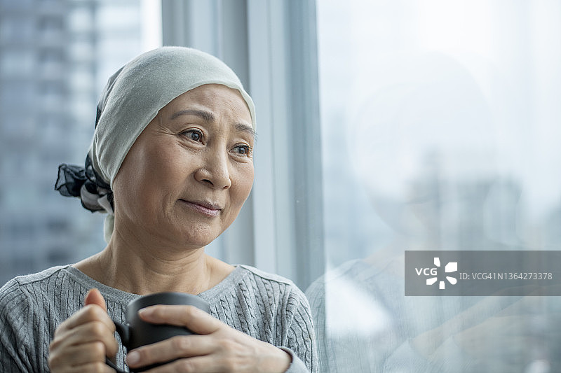 在家中患癌症的年长女性图片素材