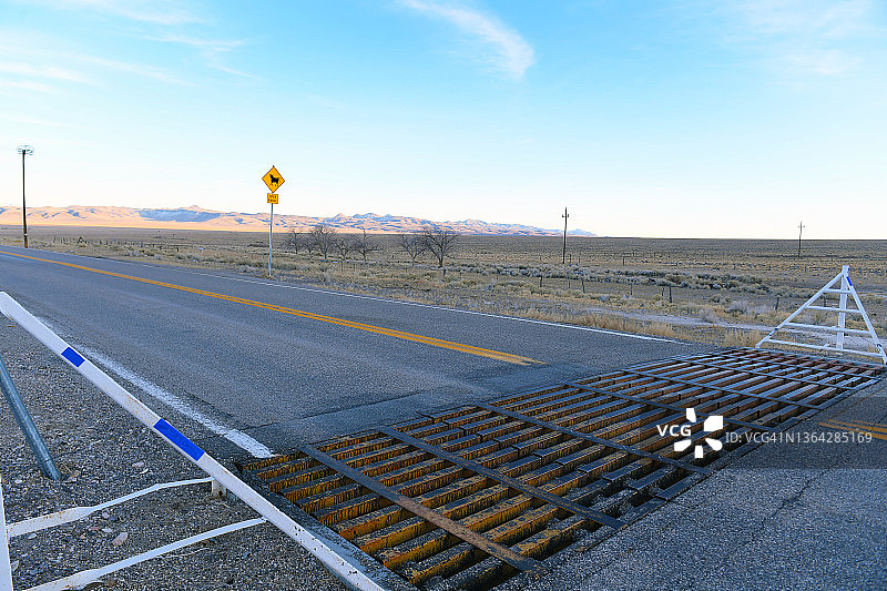 公路上的牲畜护栏图片素材