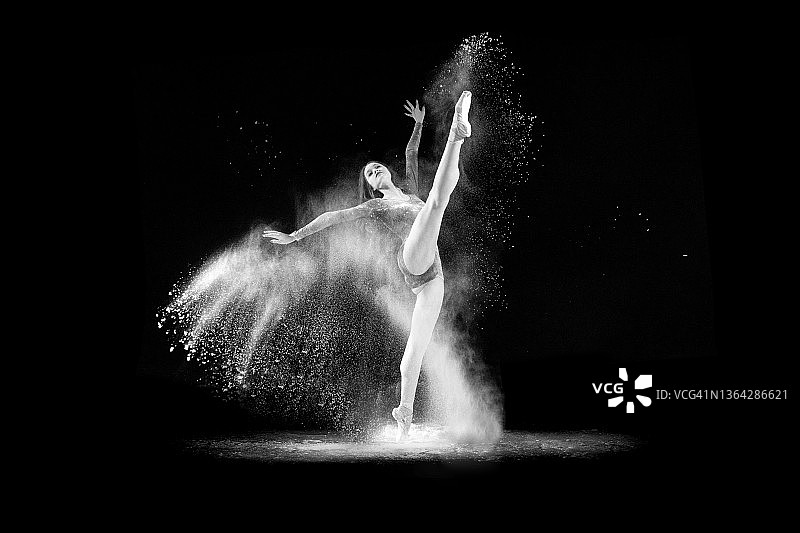 黑色背景上的粉末飞舞图片素材