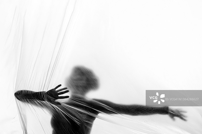 在薄尼龙后面跳舞的芭蕾舞演员图片素材