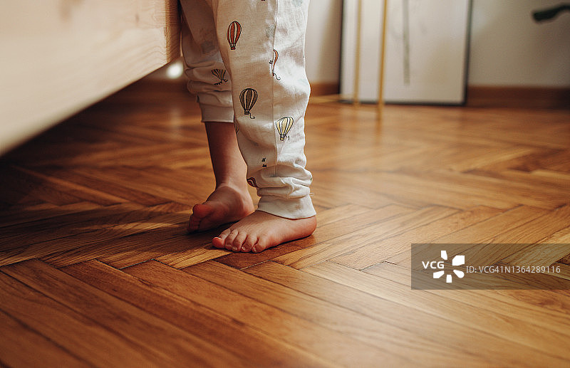 儿童木地板上的腿部特写图片素材