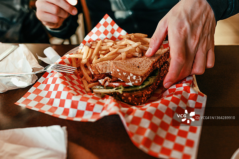 在餐馆里吃三明治图片素材